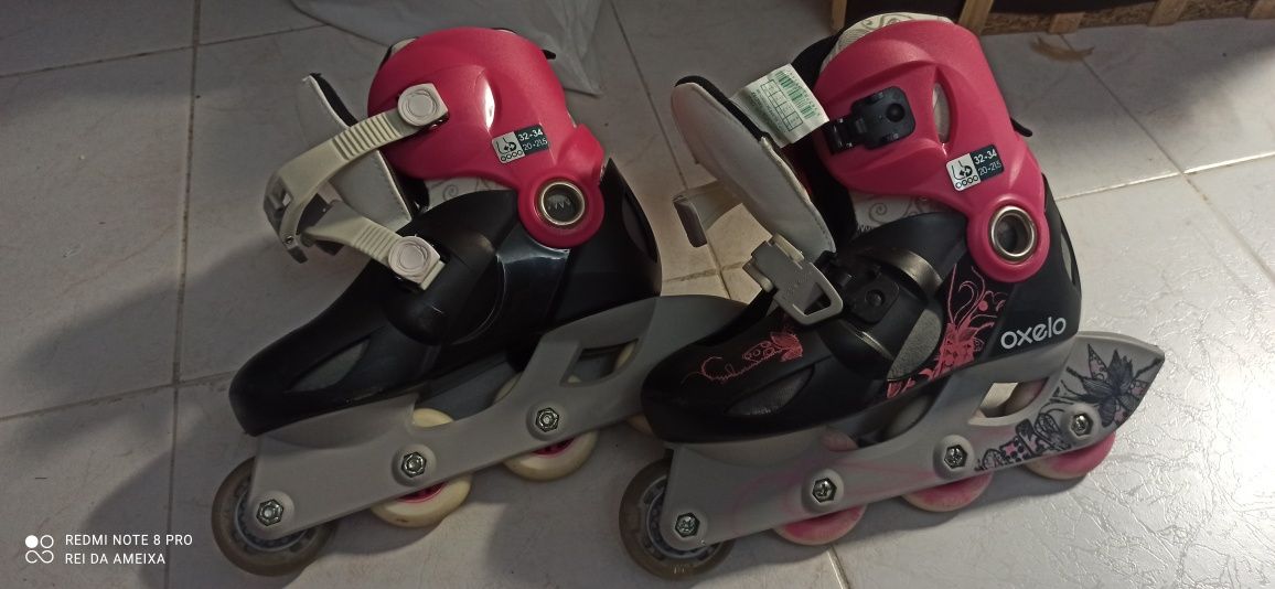 Conjunto de patins, capacete e protecções