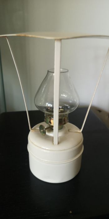 lampa naftowa bardzo oryginalna - biały stelaż wysokość 18 cm