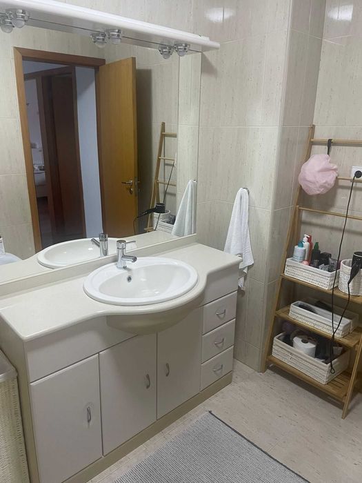 Armario e espelho casa de banho