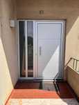 Porta entrada alumínio com vidro lateral duplo