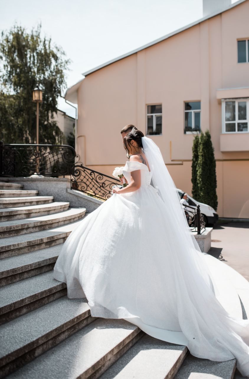 Весільне плаття зі шлейфом