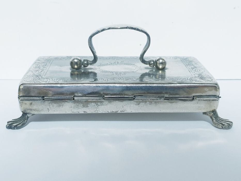 Fantastica antiga caixa / guarda joias com banho em prata