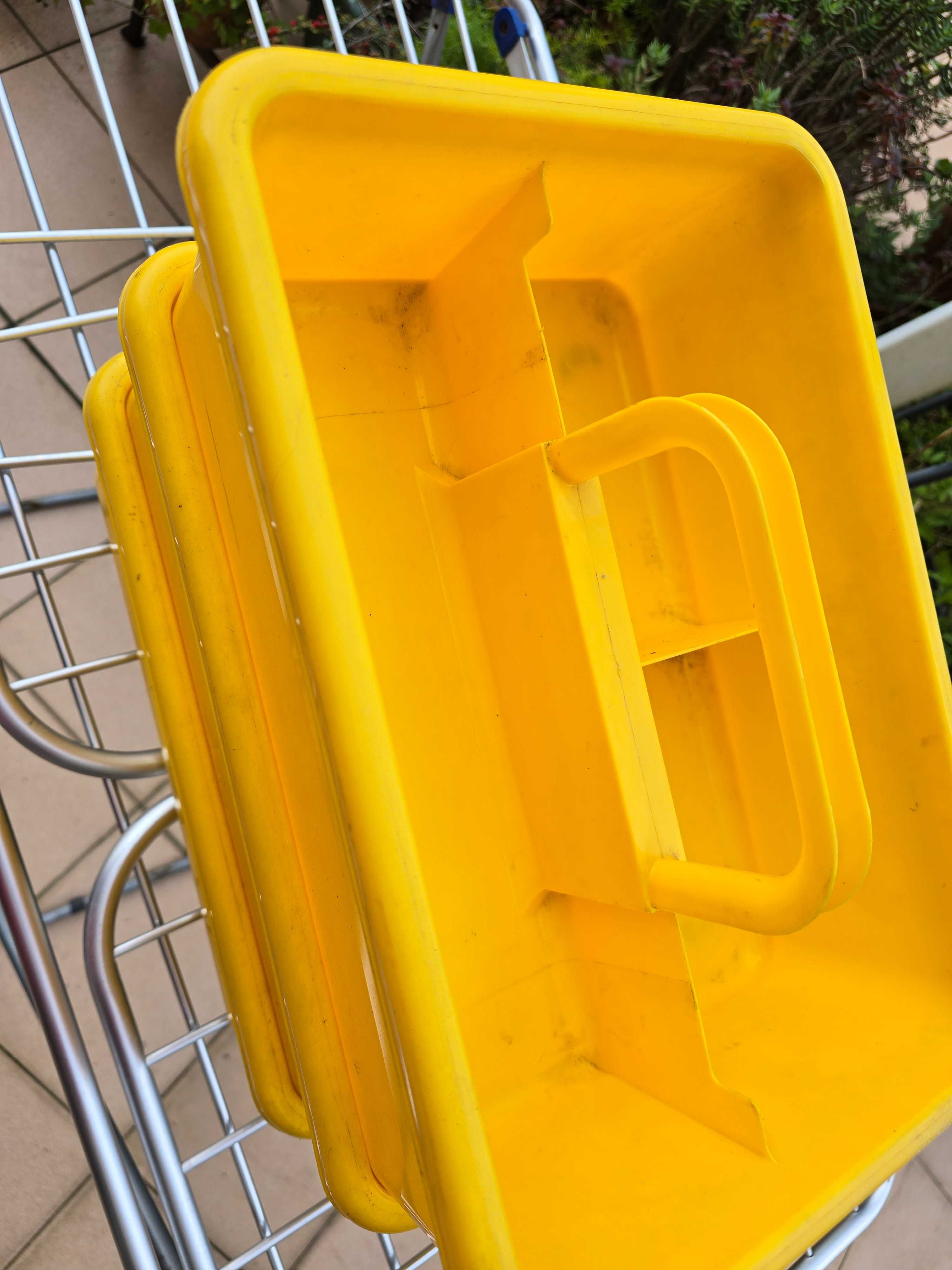 Cestos plásticos com divisórias e pega muito resistentes