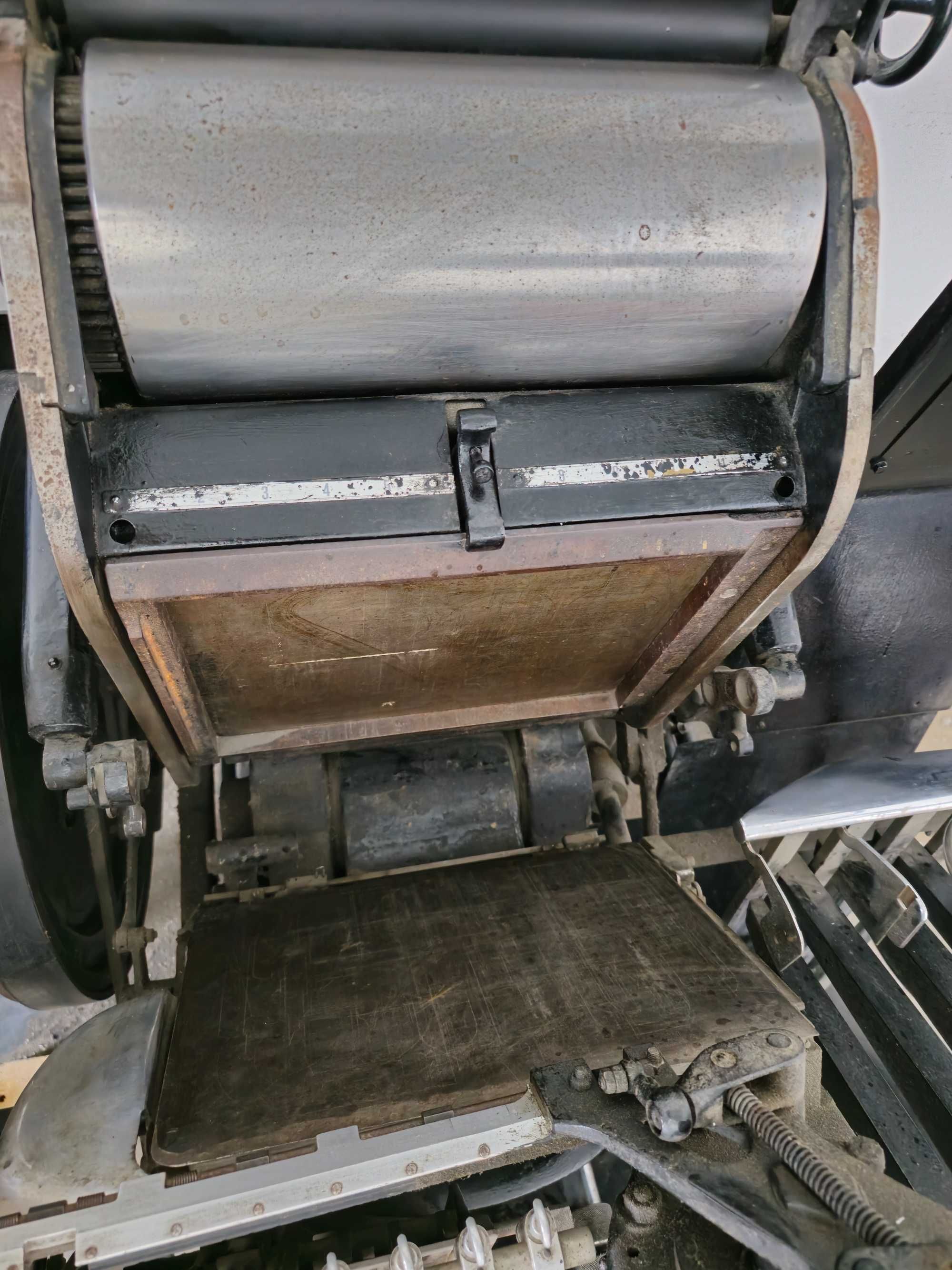 Maquina de corte e vinco com impressão