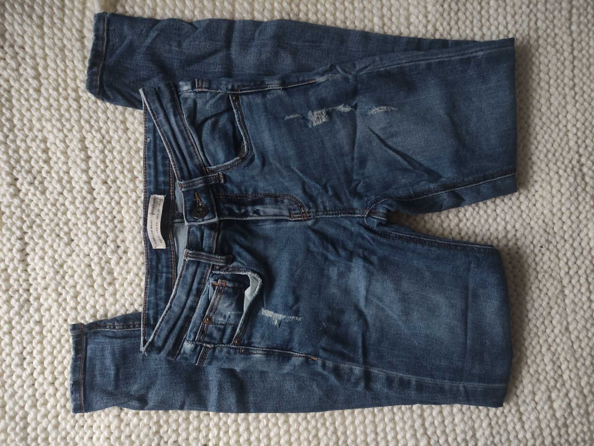 Jeansowe spodnie z dziurami