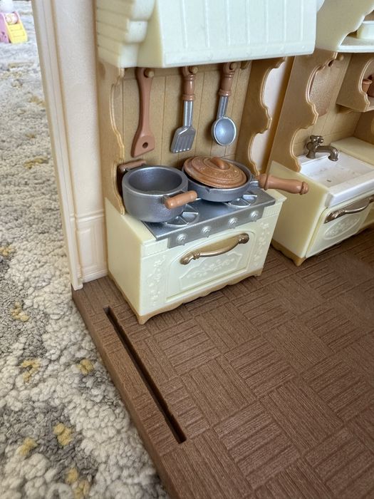A doce casinha das framboesas com bonecos