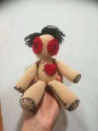 Boneco voodoo em crochet amigurumi