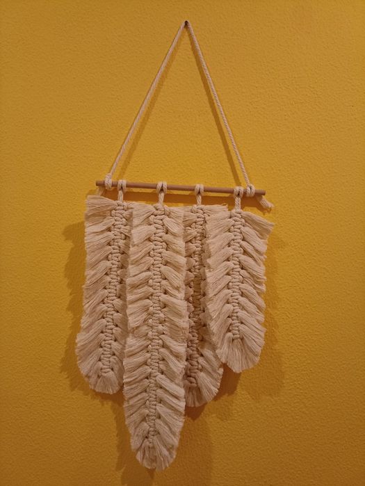 Decoração de parede - plumas em macramé