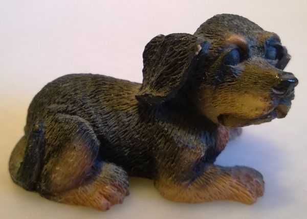 Figurka piesek pies leżący czarny 3 cm