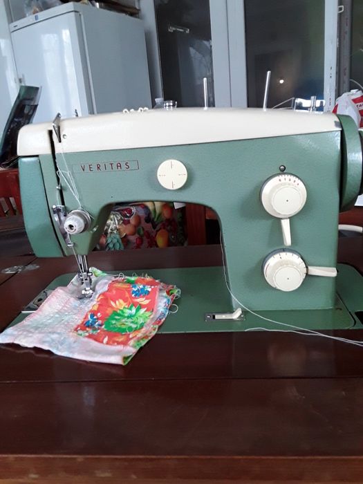 Швейная машинка Веритас Германия ножная  с тумбой