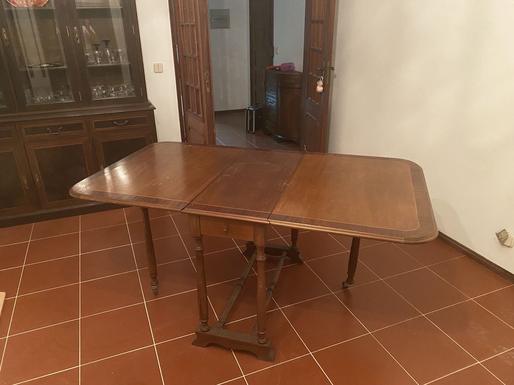 Mesa de madeira dobravel para refeicoões e bastante pratica de usar