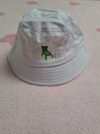 biały kapelusz bucket