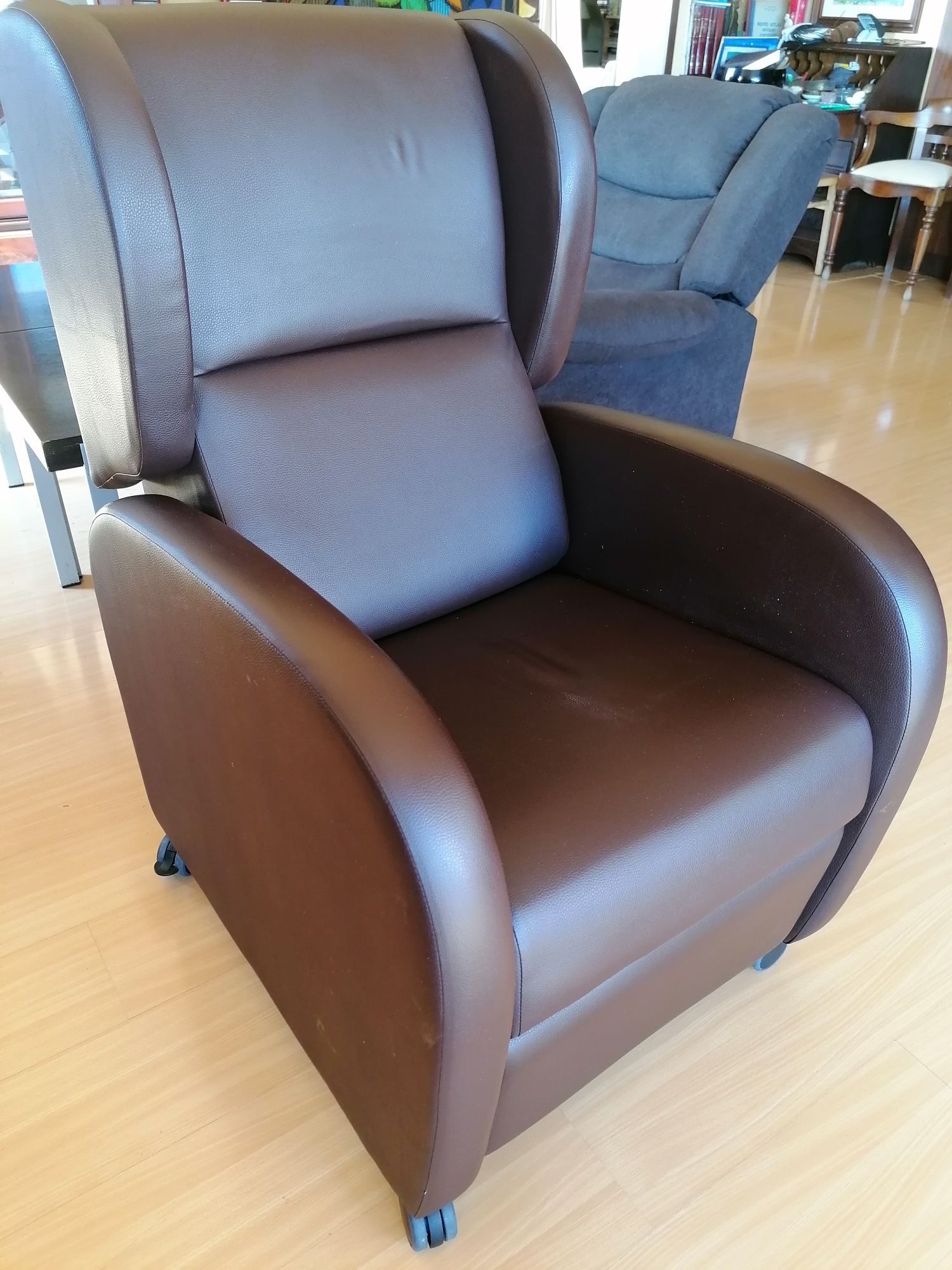 Sofá Geriatrico Relax Manual C/Rodas Castanho Choco