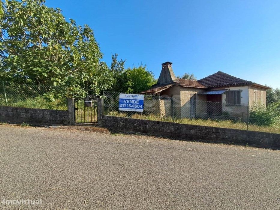 Moradia T2, localizada em Dardavaz junto ao Rio Criz
