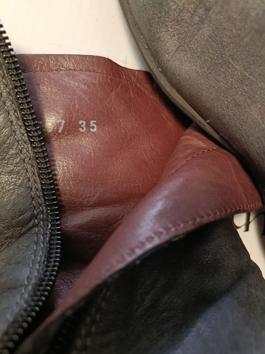 Botins cinza em pele e o forro também