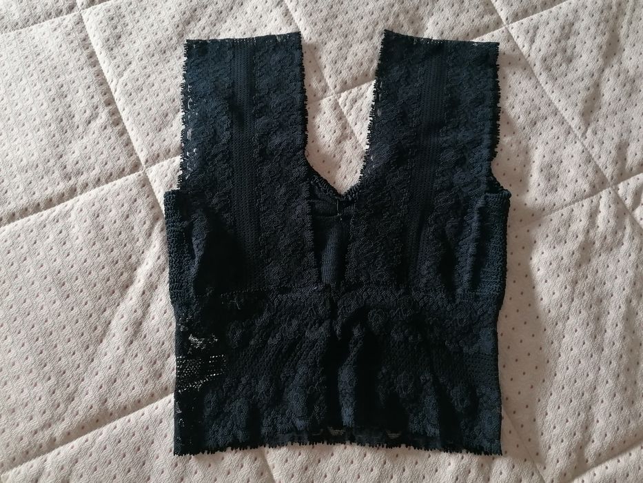 Top preto rendado