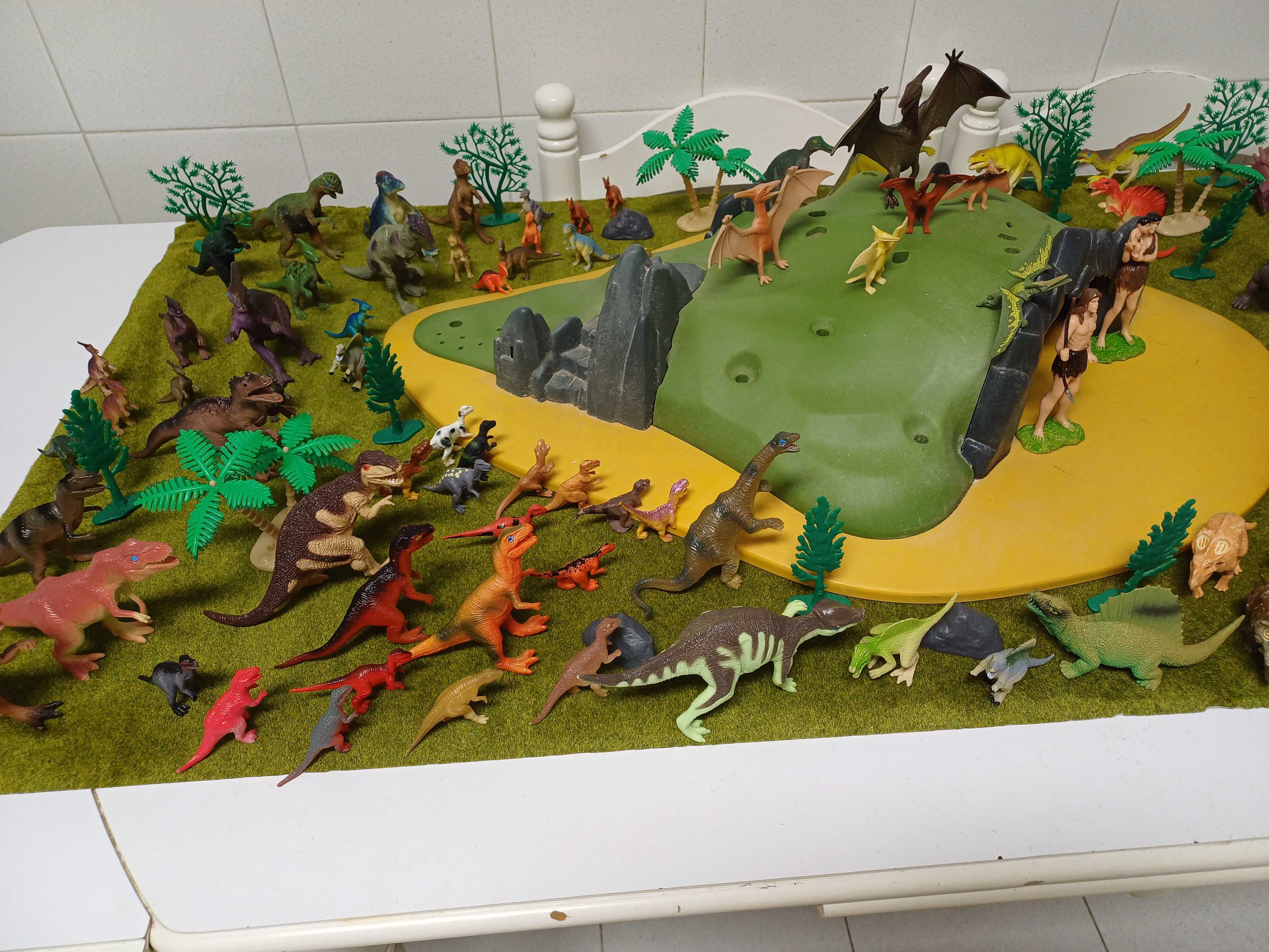 Gruta pré-histórica com 2 humanos e 100 dinossauros diferentes