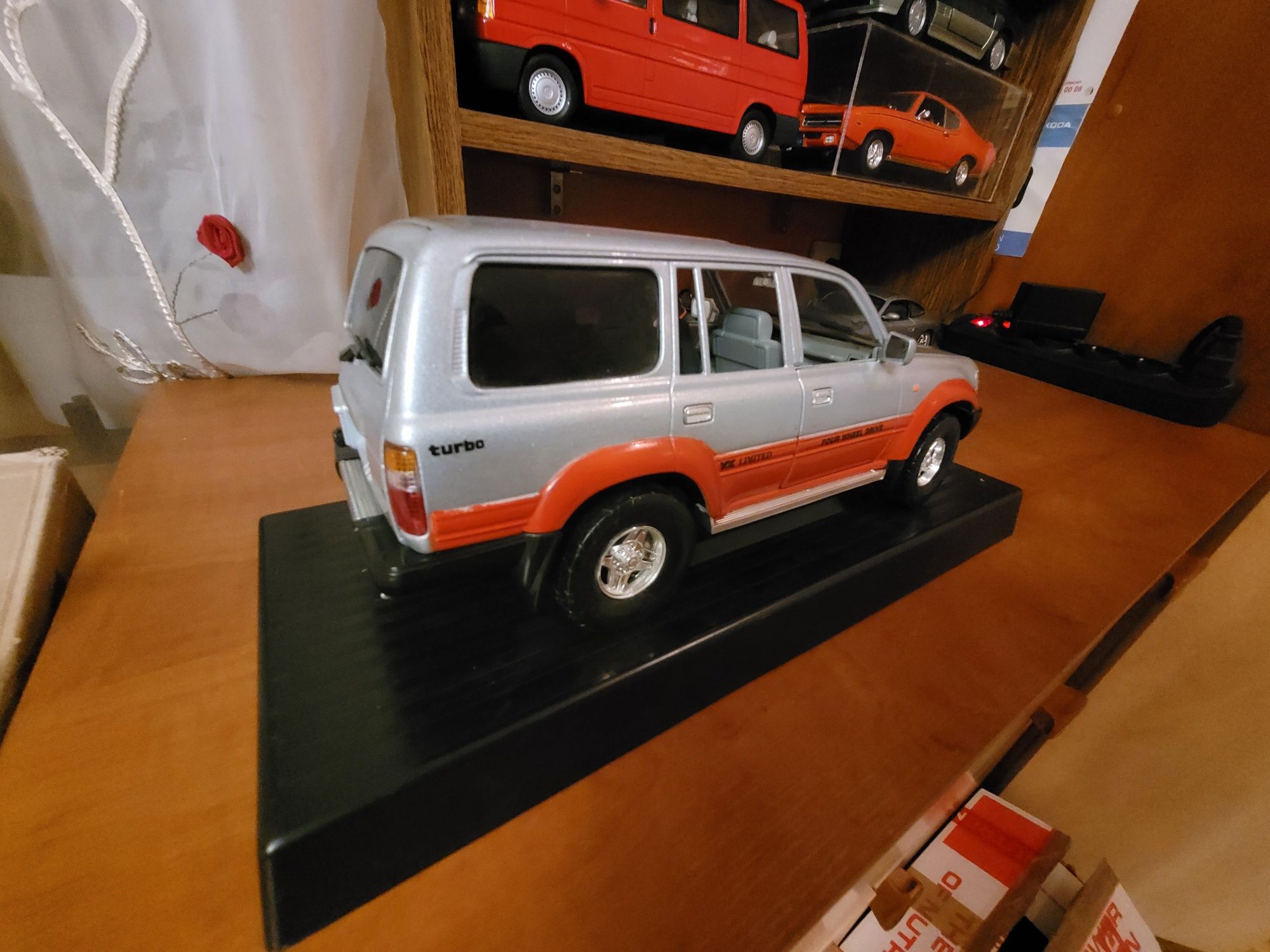 Model Toyota Land Cruiser, skala 1/18, Road Though