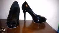 Sapatos de salto alto pretos de verniz