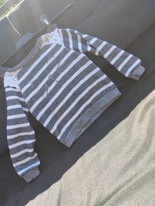 Sweterek z koronka 98