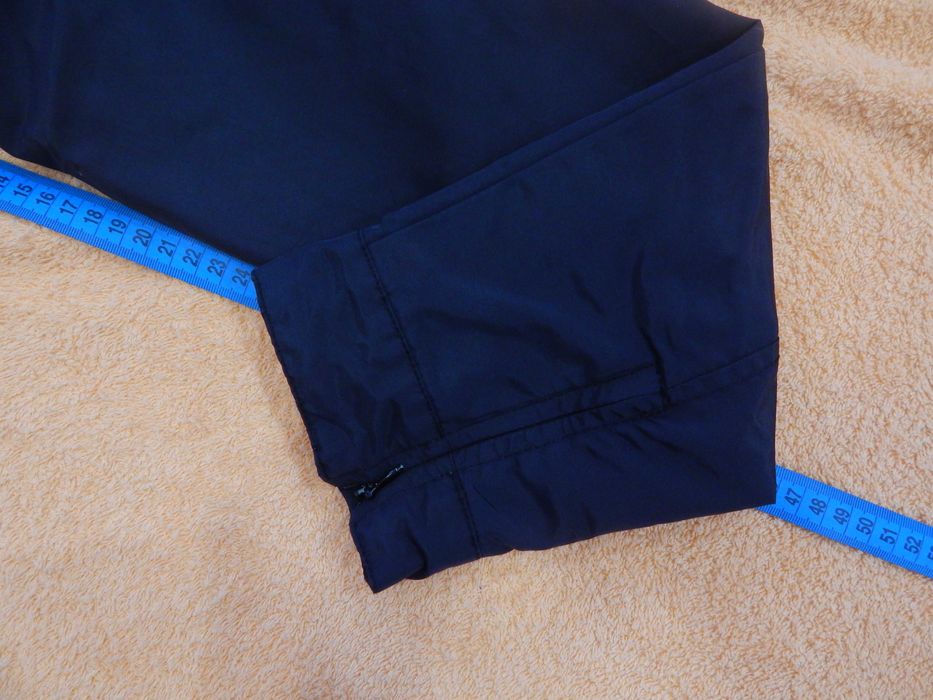 Продам женскую ветровку.