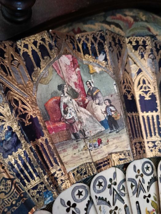 Leque Nobre pintado à mão Ouro e folha de prata séc XIX 27 cm