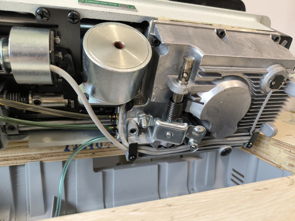 Automatyczna stebnówka Zoje ZJ9000E-D4S-TP-02 SET - do lekkich i śr