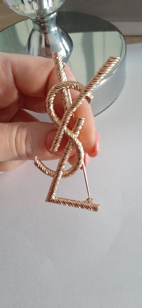 Jakość Premium Złota broszka ysl model Opyum wybity napis Cudo lv cc