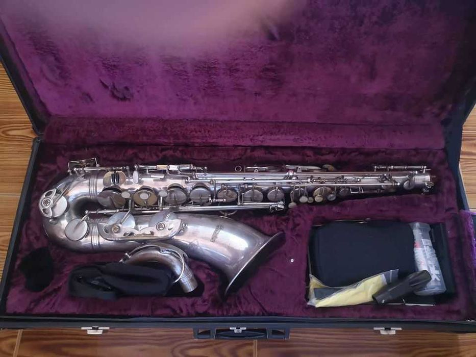 Saxofone Tenor marca "Condor"