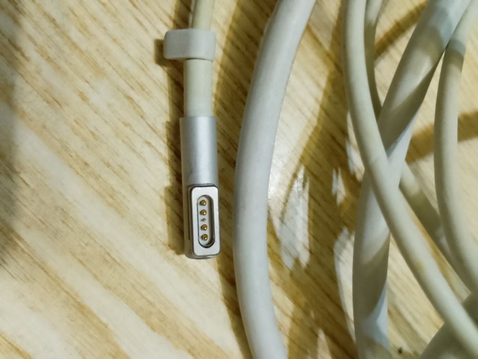 Блок питания для ноутбука Apple.