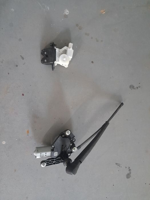 Замок багажника . Задней ляды инфинитиa Qx30X