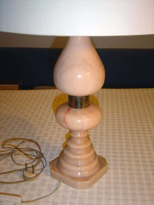 candeeiro de mesa com pé mármore