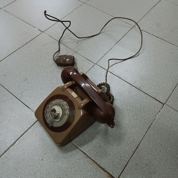 Telefone antigo em bom estado,castanho