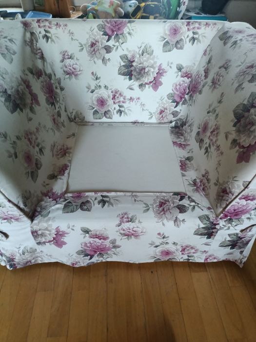 Jasna sofa w róże