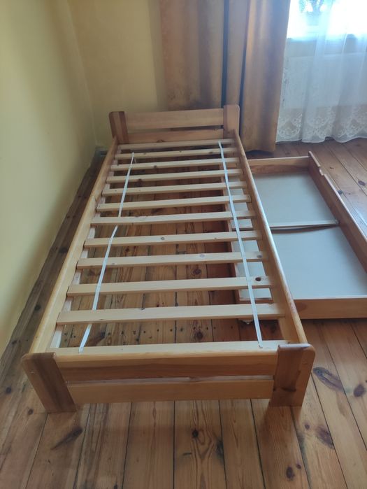 Łóżko pojedyncze drewniane z szufladą