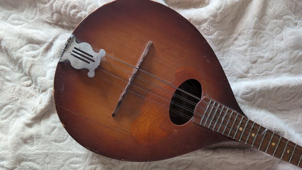 продаю музичний інструмент, мандаліну, з чехлом