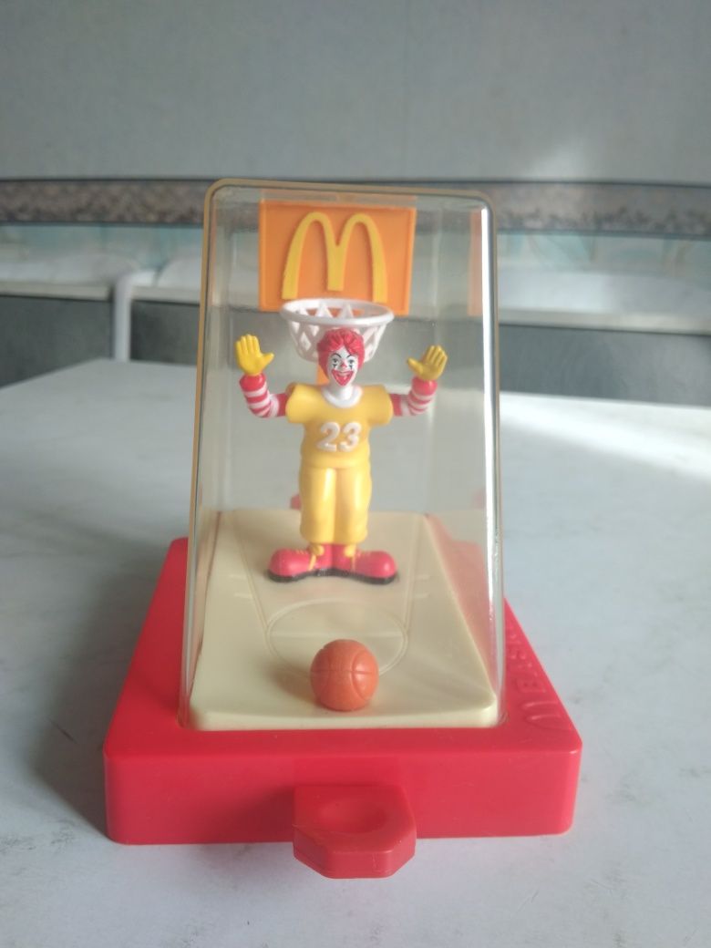 Іграшка McDonald's 2001 року, баскетбол.