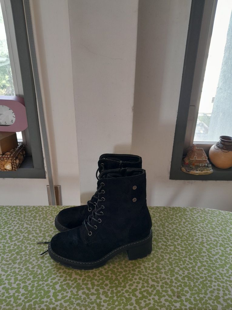 Vendo Botas de Senhora muito bonitas como novas