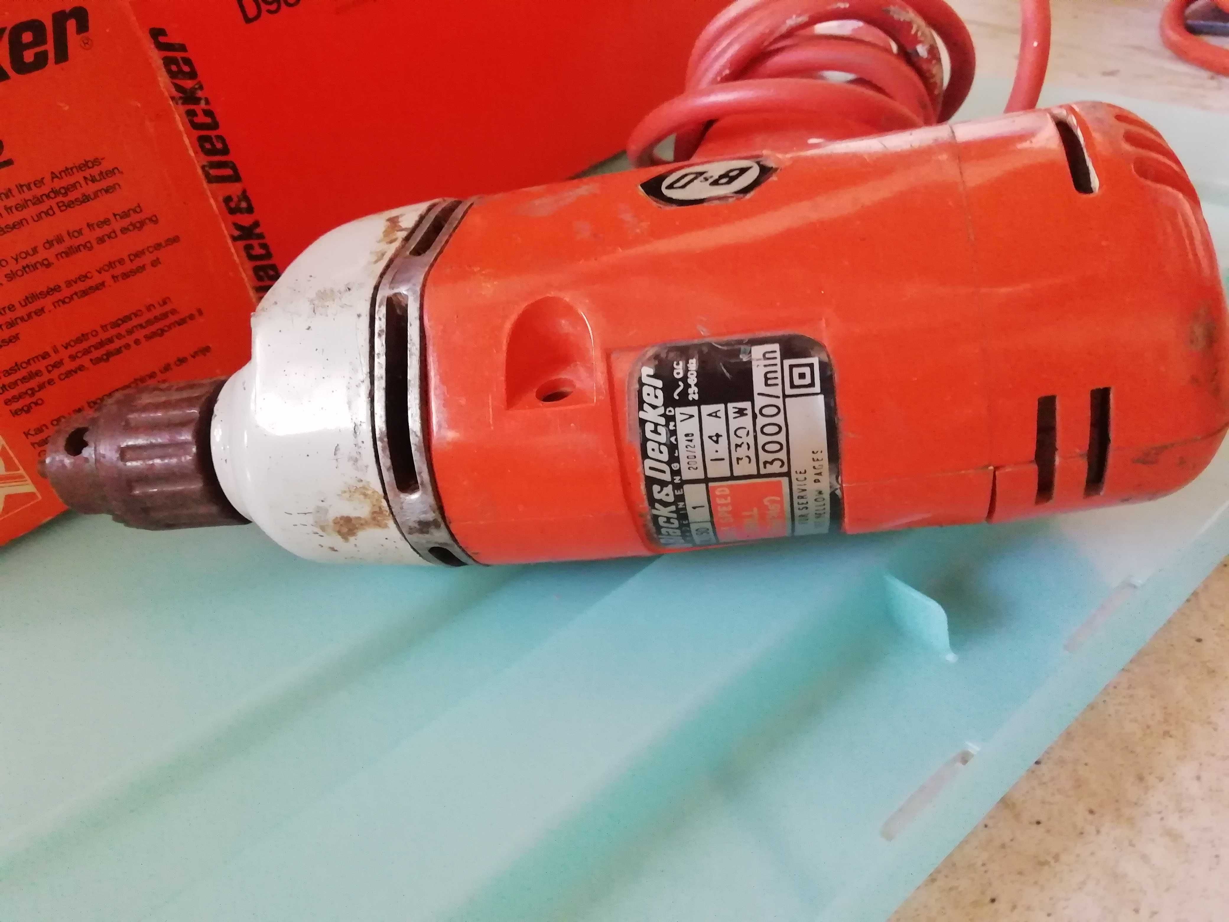 Berbequins x2 Black & Decker e seus acessórios nas caixas com manuais