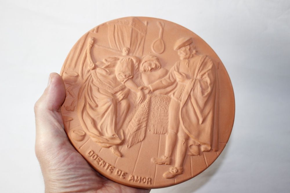 Medalhão / Medalha de Barro vermelho - Alto relevo - Doente de Amor