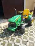 Traktor John Deere z przyczepą