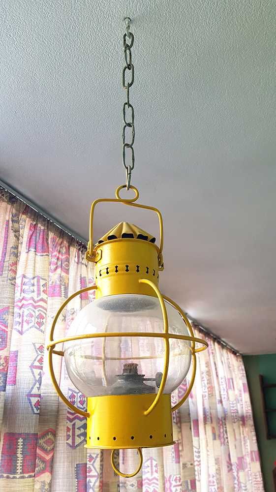 Lanterna lamparina de suspensão com globo de vidro e armação metálica