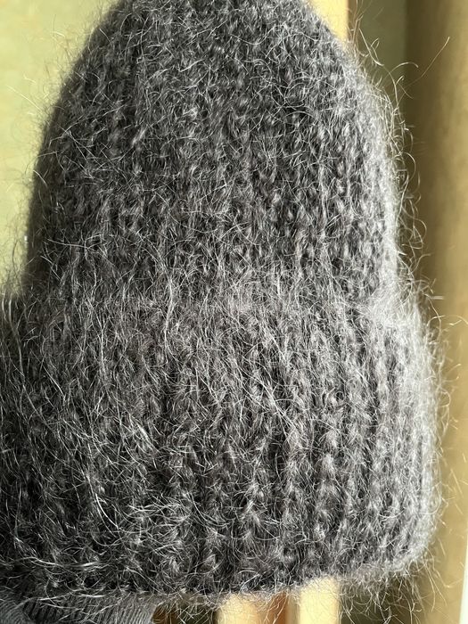 Шапка з мохеру ніжна і тепла