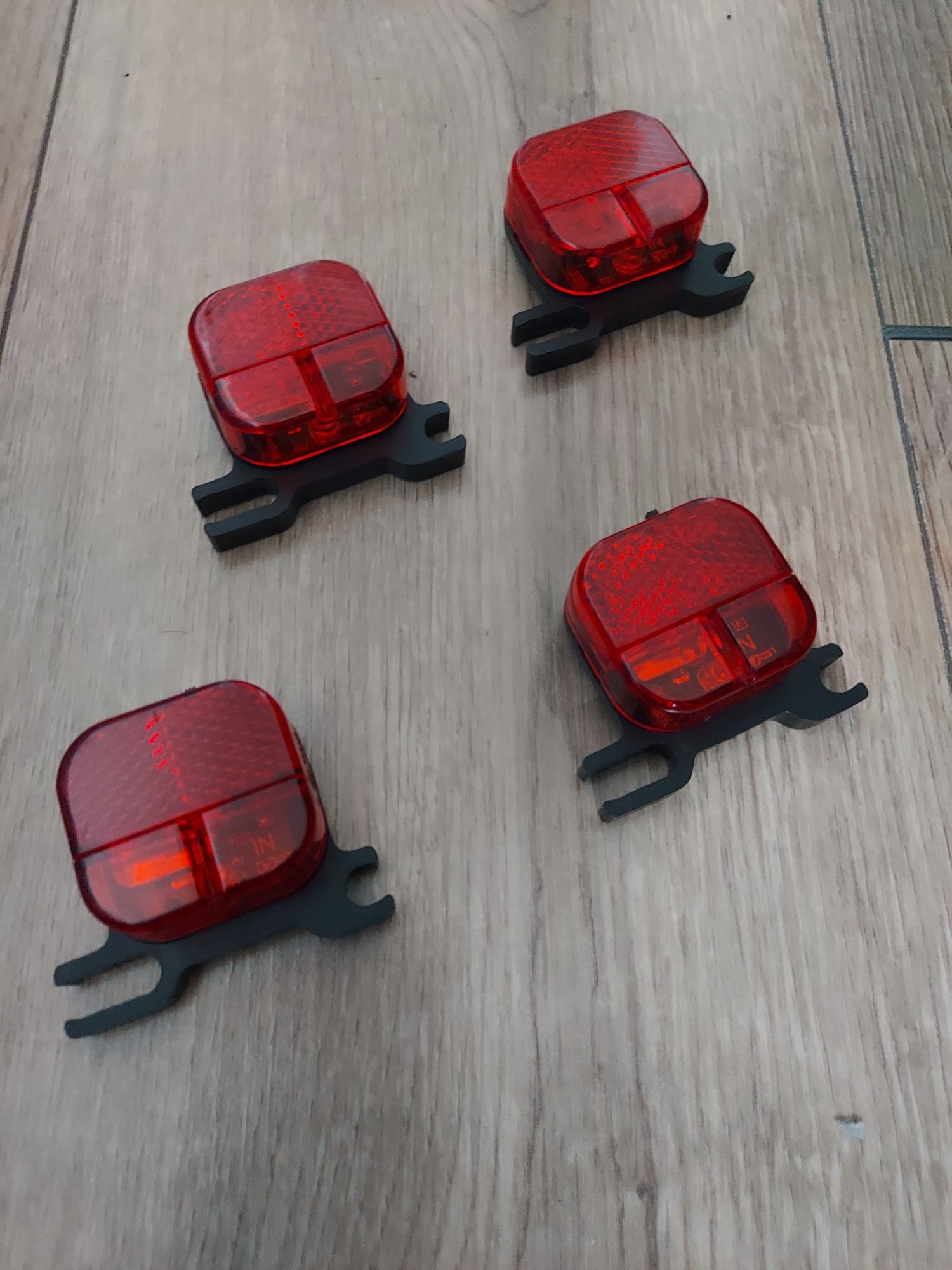 Lampka wpinana pod siodełko sztyca podsiodłowa światło LED reflektor