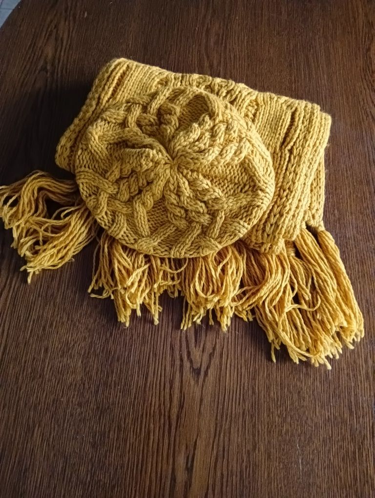 Komplet beret i szal w kolorze starego złota