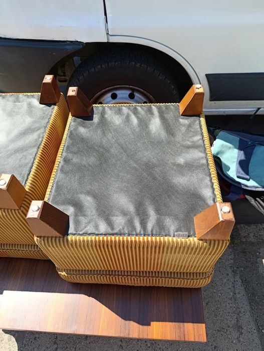 Zestaw PRL stolik i dwie pufki vintage patyczak