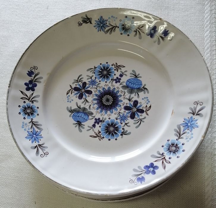 6 pratos de sopa, seis rasos, e seis de sobremesa. Também individual.