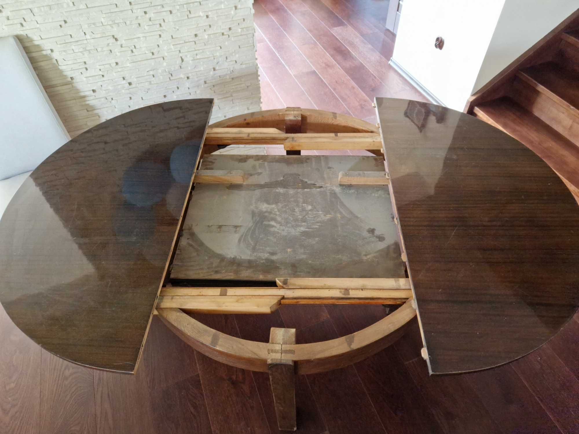 Stary drewniany stół rozkładany