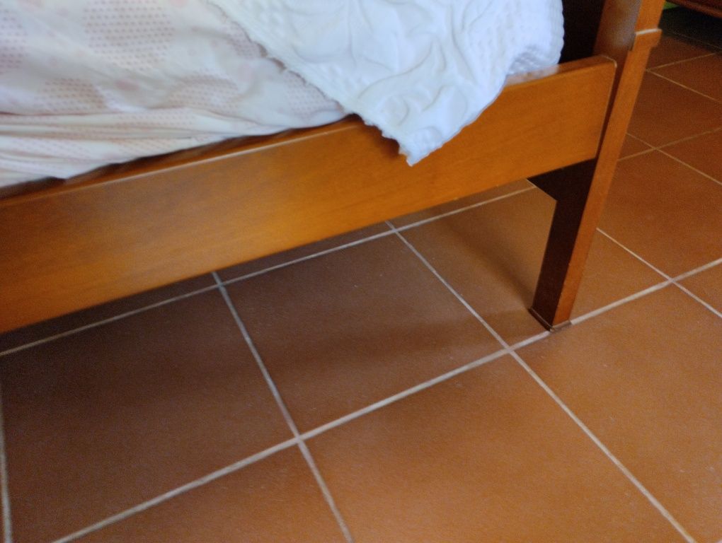Cama em madeira de cerejeira