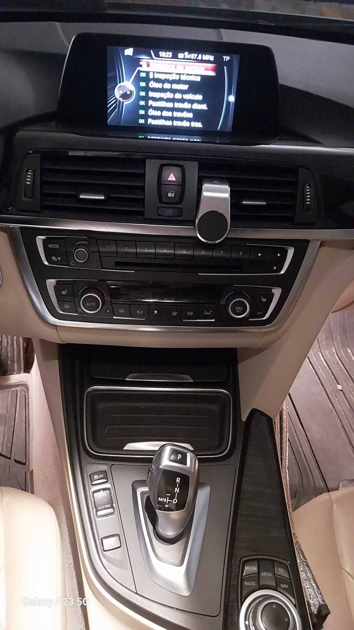 BMW 318D Luxury Line Excelente Estado - Bancos em Pele e Aquecidos